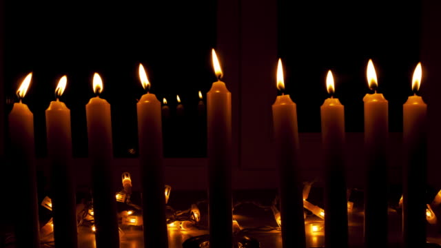 Zeitraffer-der-Abbrennen-neun-Kerzen-für-Chanukka,-der-jüdische-Feiertag
