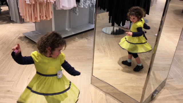 Cinemagramm-von-einem-kleinen-Mädchen-tanzen-vor-einem-Spiegel