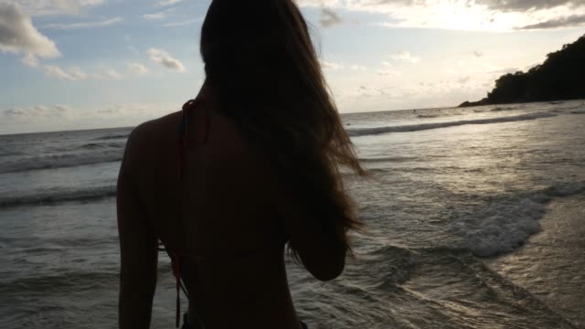 Frau,-die-in-brasilianischen-Strand