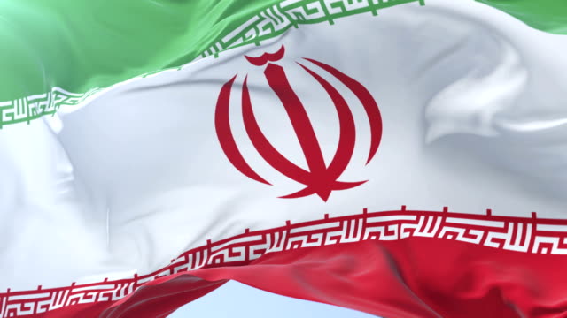 Irani-bandera-ondeando-en-el-viento-lento-en-cielo-azul,-lazo