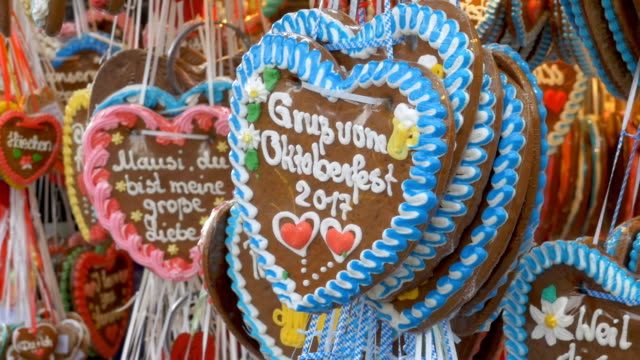 Traditionelle-bunte-Lebkuchen-in-Herzform-auf-dem-Oktoberfest-Festival,-Bayern,-Deutschland