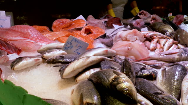 Schaufenster-mit-Meeresfrüchten-in-Eis-am-Fischmarkt-La-Boqueria.-Barcelona.-Spanien
