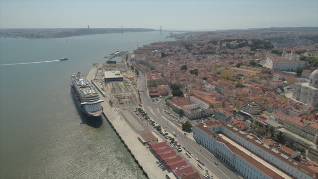 Portugal-día-soleado-Lisboa-paisaje-urbano-Bahía-cruise-liner-aérea-panorama-4k