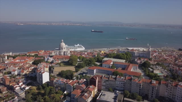 Portugal-Tag-Zeit-Lissabon-Stadtbild-Bay-cruise-Liner-Dock-Park-Luftbild-Panorama-4k