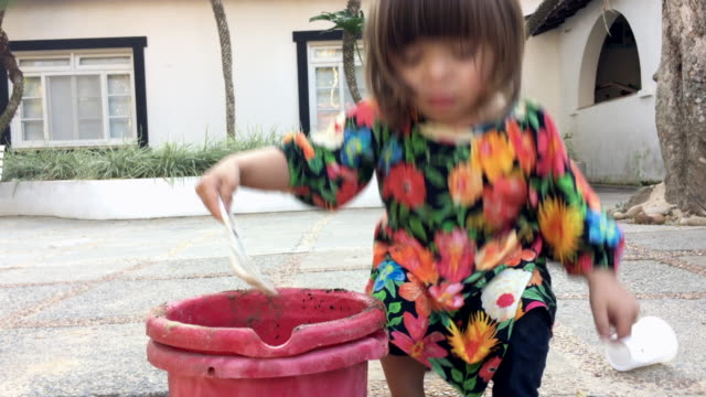 Candid-Moment-der-kleine-Mädchen-spielen-mit-Spielzeug-und-Sandkistenfunktionen-auf-dem-Spielplatz