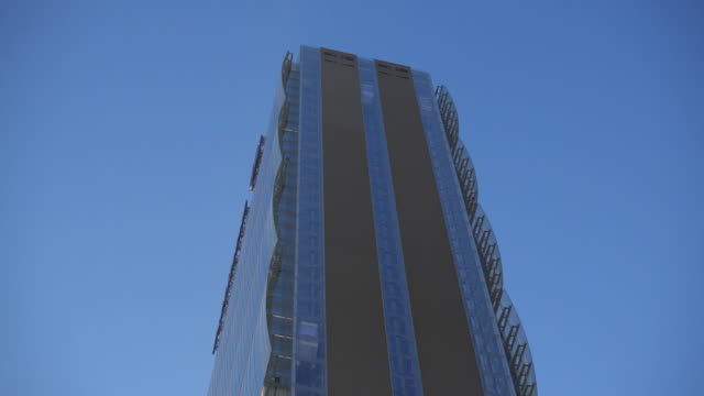 Ascensor-yendo-hacia-arriba-en-uno-de-los-mejores-de-futuristas-rascacielos-y-edificios-altos-en-todo-el-mundo