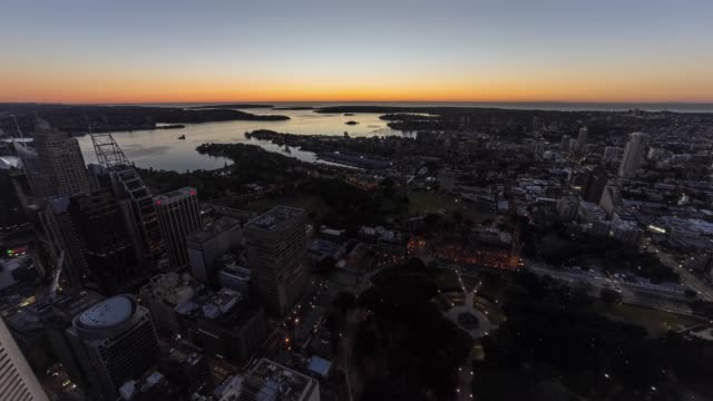 Antena-panorámica-timelapse-del-amanecer-en-Sydney-CBD-y-suburbios-del-este-en-4k