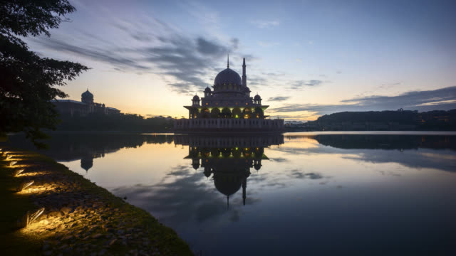 Dramatische-Sonnenaufgang-am-Putra-Mosque,-Putrajaya
