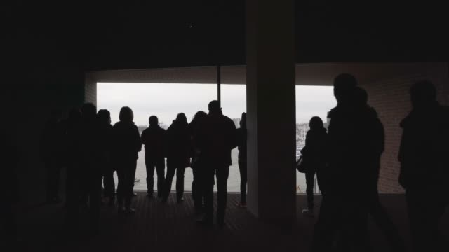 Silueta-los-visitantes-personas-dentro-el-Elbphilharmonie-mirando-el-río