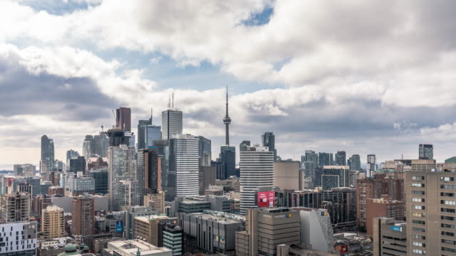 Großstadt-Skyline-Architektur-mit-Wolken-in-Toronto