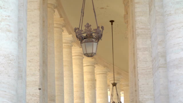 Una-lámpara-de-suspensión-pequeña-dentro-del-templo-en-Roma-Vaticano-Italia