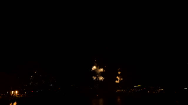 Feuerwerk-in-der-City-Nacht