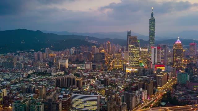 am-Abend-Beleuchtung-Taipei-Stadtbild-Stadtverkehrs-aerial-Panorama-4k-Zeitraffer-Taiwan