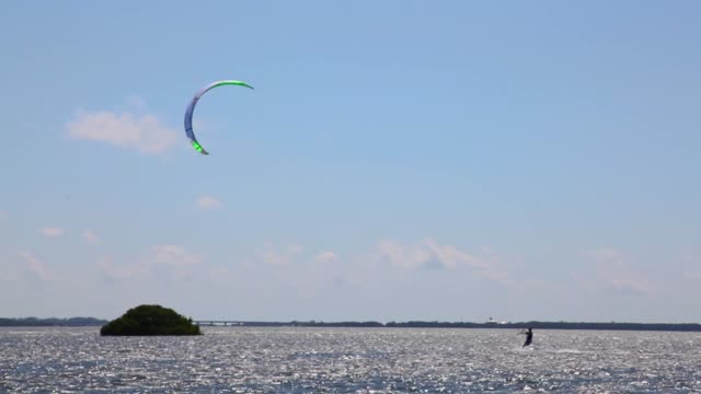 Kiteboarding-en-Tampa-Bay,-de-St-Petersburg-Florida-Puente-de-Skyway