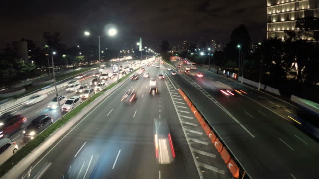 Lapso-de-tiempo-noche-de-tráfico-en-la-famosa-Avenida-23-de-Maio-de