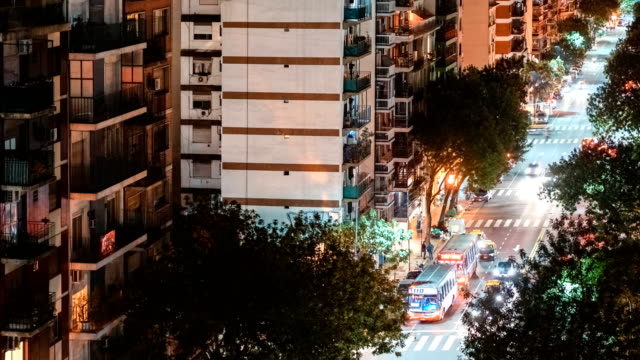 Straße-von-Buenos-Aires-in-der-Nacht