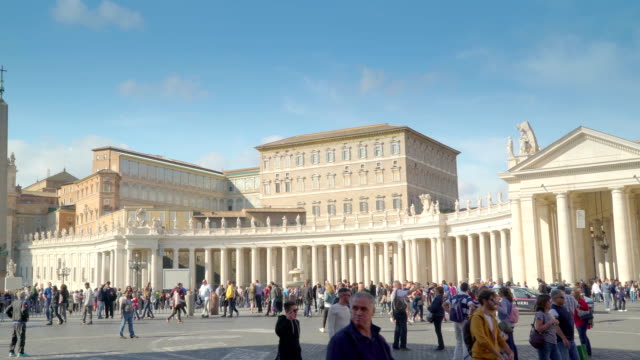 Ver-fuera-de-las-concurridas-calles-en-Roma-Vaticano-Italia