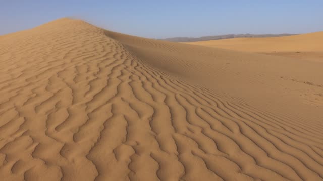 Sand-blowing-in-sand-dunes-in-wind,-Sahara-desert