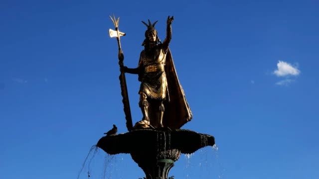 Nahaufnahme-von-der-Statue-des-Pachacuti-in-cusco