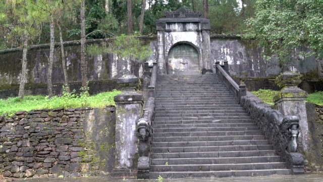Ancient-stone-staircase-leading-to-the-tomb