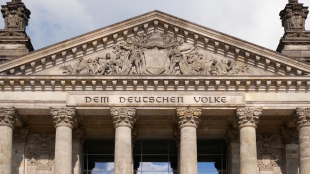 Fokus-auf-die-deutsche-Politik:-Das-Reichstagsgebäude-in-Berlin,-Deutschland,-verkleinern