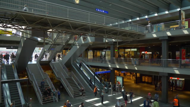 Schweiz-Bern-Sonnentag-Zug-Hauptbahnhof-Haupthalle-Stadtpanorama-4k