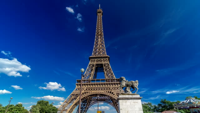 Eiffel-Tower-from-bridge-over-Seine-river-in-Paris-timelapse-hyperlapse,-France