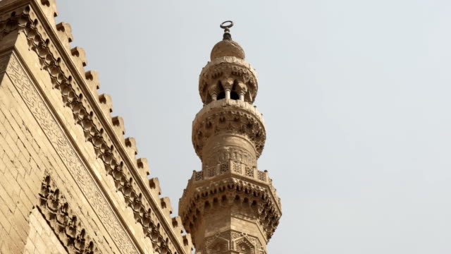 Nahaufnahme-von-einem-Minarett-der-Moschee-Sultan-Hasan-in-Kairo