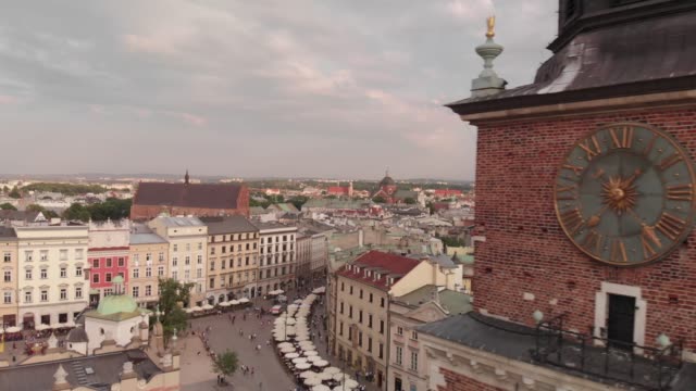 Aerial-footage-of-Old-Town-in-Krakow,-Poland