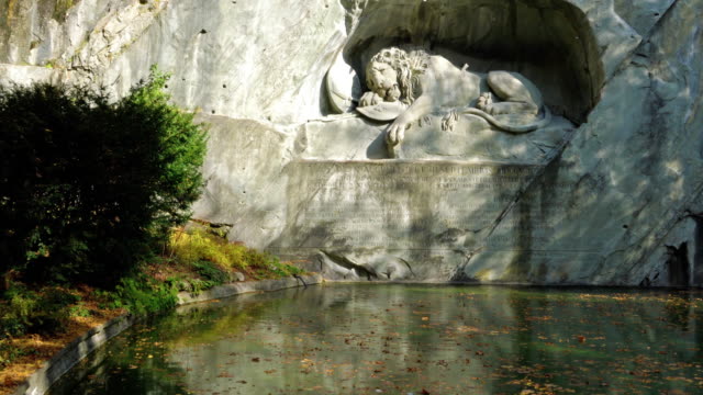 Famoso-monumento-del-León-(1820)-por-Bertel-Thorvaldsen,-Lucerna,-Suiza