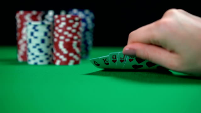 Royal-Flush,-die-beste-Poker-Kombination,-Spieler,-die-gewinnende-Hand-hält.-Erfolg