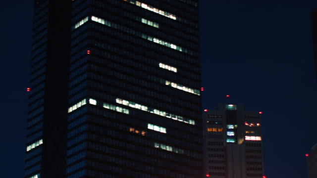 Niedrigen-Winkel-drehen-Schuss-von-Wolkenkratzern-in-der-Tokyo.-Financial-District.-Skyscape-und-Stadtbild-am-Abend.