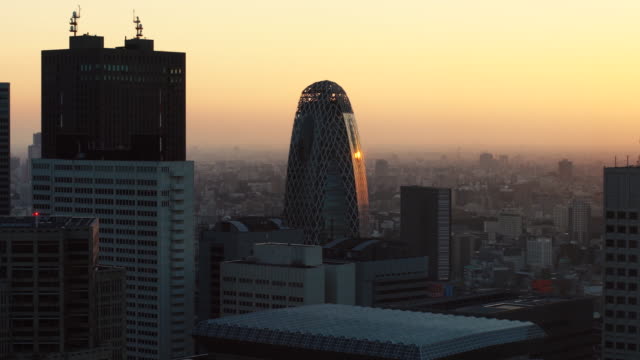 Toma-panorámica-aérea-de-la-gran-ciudad-con-puesta-de-sol-/-amanecer.-Paisaje-urbano-y-Skyscape-en-el-Tokio.