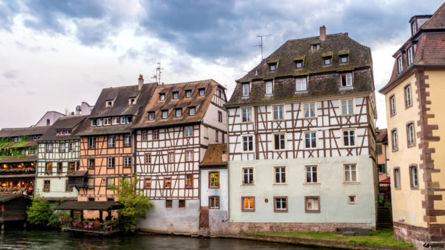 Casa-de-madera-mitad-de-Estrasburgo-ciudad-horizonte-timelapse,-lapso-de-tiempo-de-4K-de-Estrasburgo,-Francia