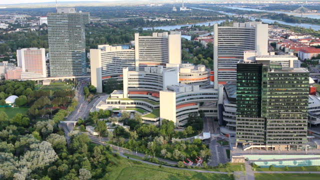 Hoch-moderne-Gebäude-in-Vienna-Business-Center-Luftbild