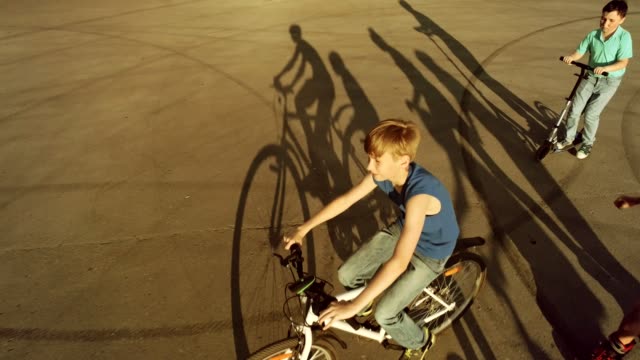 Team-aus-Jugendlichen-reitet-auf-Fahrräder,-Motorroller-und-Roller-Skates.-Augen-der-Vogelperspektive