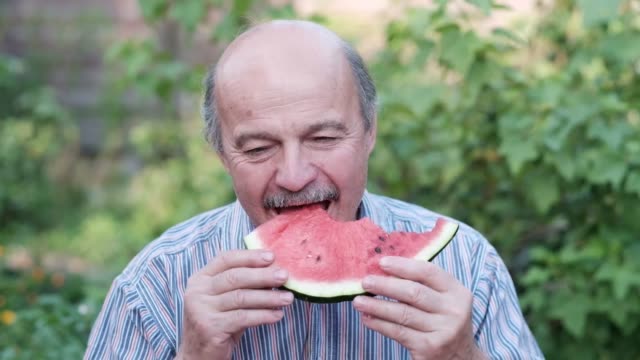 Alter-Mann-Essen-Wassermelone-an-heißen-Sommertag.