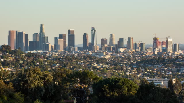 Die-Innenstadt-von-Los-Angeles-schöne-Skyline-Tag-zu-Nacht-Sonnenuntergang-Timelapse