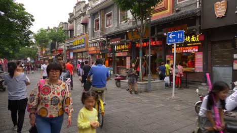 día-tiempo-wuhan-ciudad-famosa-caminar-china-panorama-calle-4k