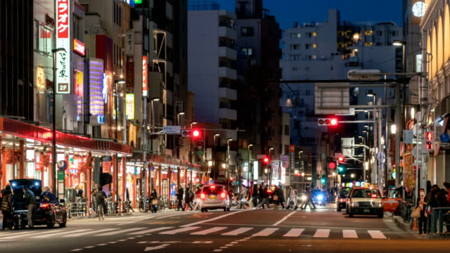 4K-Zeitraffer:-Fußgänger-überfüllt-und-Verkehr-in-der-Nähe-von-Bahnhof-Asakusa,-Tokio