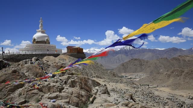 Colorful-Buddhist-prayer-flags-at-temple-in-the-Shanti-Stupa.-Leh,-Ladakh,-India