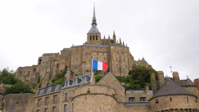Bandera-real-francesa-en-Mont-Saint-Michel