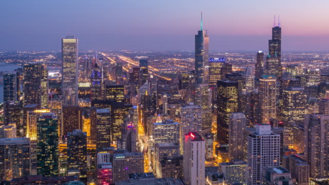 Schöne-Chicago-Skyline-Wolkenkratzer-Tag-zu-Nacht-Luft-Sonnenuntergang-Timelapse