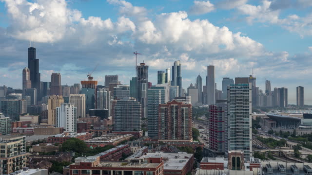Centro-de-la-ciudad-Chicago-horizonte-con-nubes-día-Timelapse