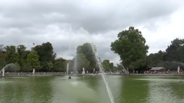Brunnen-in-den-Tuilerien-Gärten,-Paris,-Frankreich