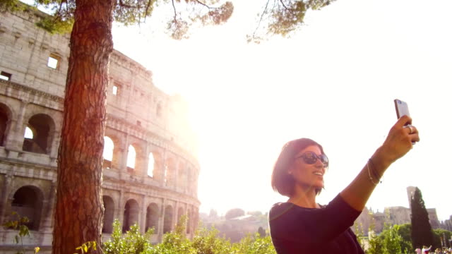 Frau-nimmt-eine-Selfie-vor-dem-majestätischen-Kolosseum-in-Rom