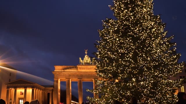 Bradenburg-Gate-with-Christmas-tree