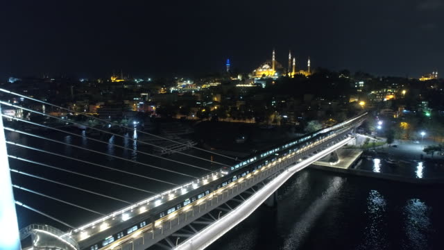 Alten-Stadtbrücke-über-Straßenbahn-und-Süleymaniye-Moschee-Istanbul-Nacht