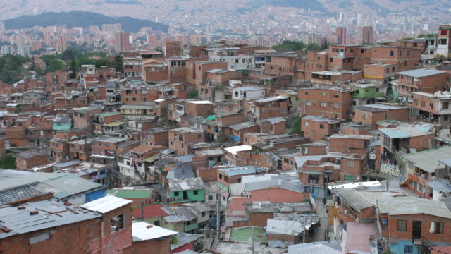 Ansicht-von-Comuna-13-Nachbarschaft-in-Medellin-mit-Stadtzentrum-im-Hintergrund