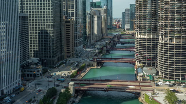 Die-Innenstadt-von-Chicago-Flussschiffen-und-Verkehr-Tag-Timelapse